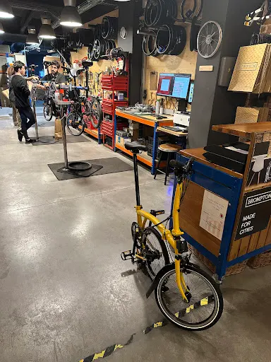 Foto de Cap Problema - Brompton Premier Store Barcelona, tienda de bicicletas en Eixample