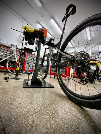 Foto de Cross Bikes - Taller De Bicicletas, taller de bicicletas en les Corts