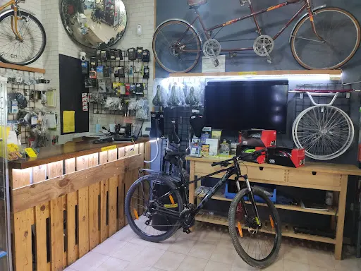 Foto de Easy Bike Rent Tenerife / Alquiler Taller Y Ventas. Bike Hire & Delivery E-bikes Mtb Trekking Road. Hotel Delivery., taller de bicicletas en Playa de las Americas