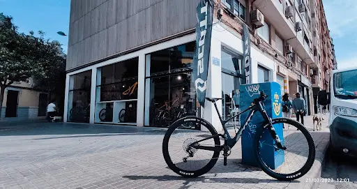 Foto de Maquina Bikes: Bicicletas - Scooters Eléctricos Ecooter, taller de bicicletas en Mislata