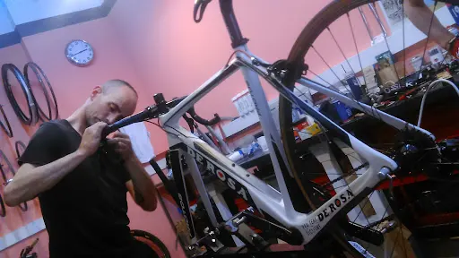 Foto de Pau Tena Ciclisme, taller de bicicletas en Gracia